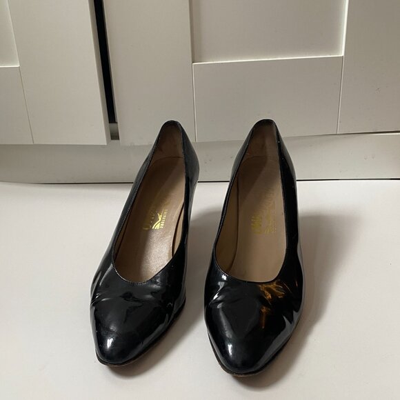 Salvatore Ferragamo || Black Vintage Patent Leather Closed Toe Heels Pumps 9.5 - Picture 4 of 9